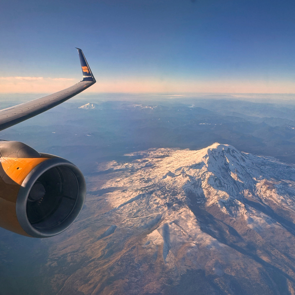 Flight over volcanoes and northern lights, Portland to Reykjavík, Iceland Air, Nov 2023