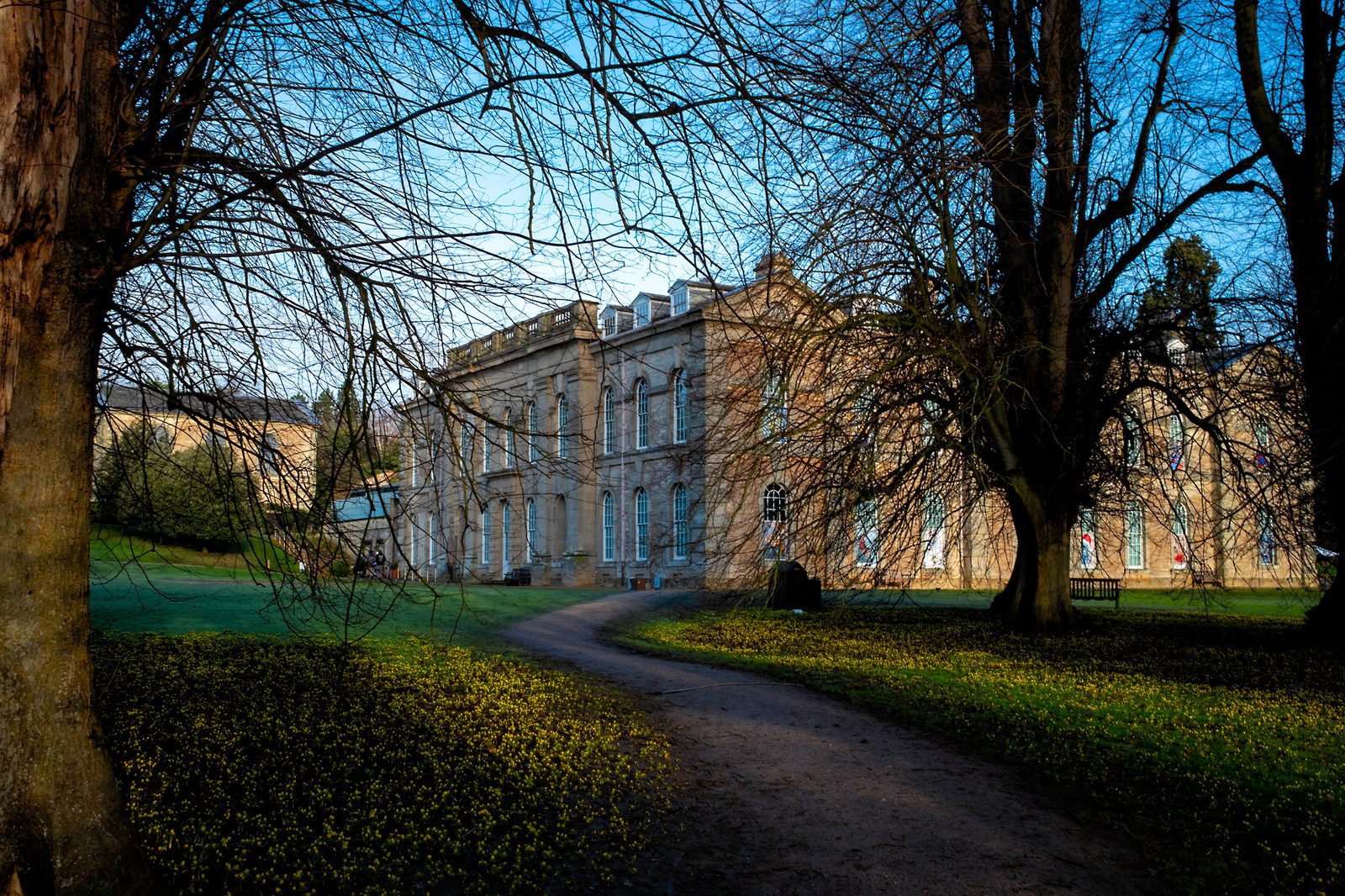 Yellow path to the House