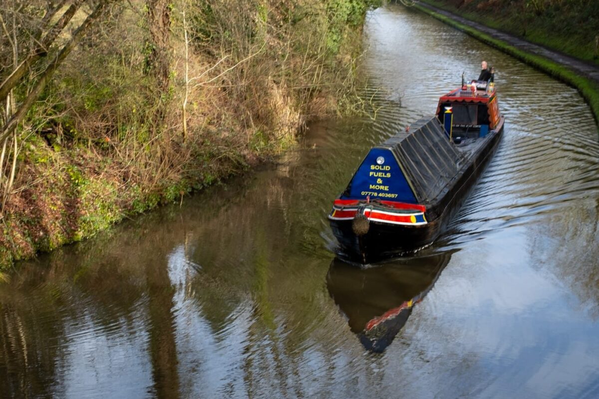 Walking along the North Stratford Canal