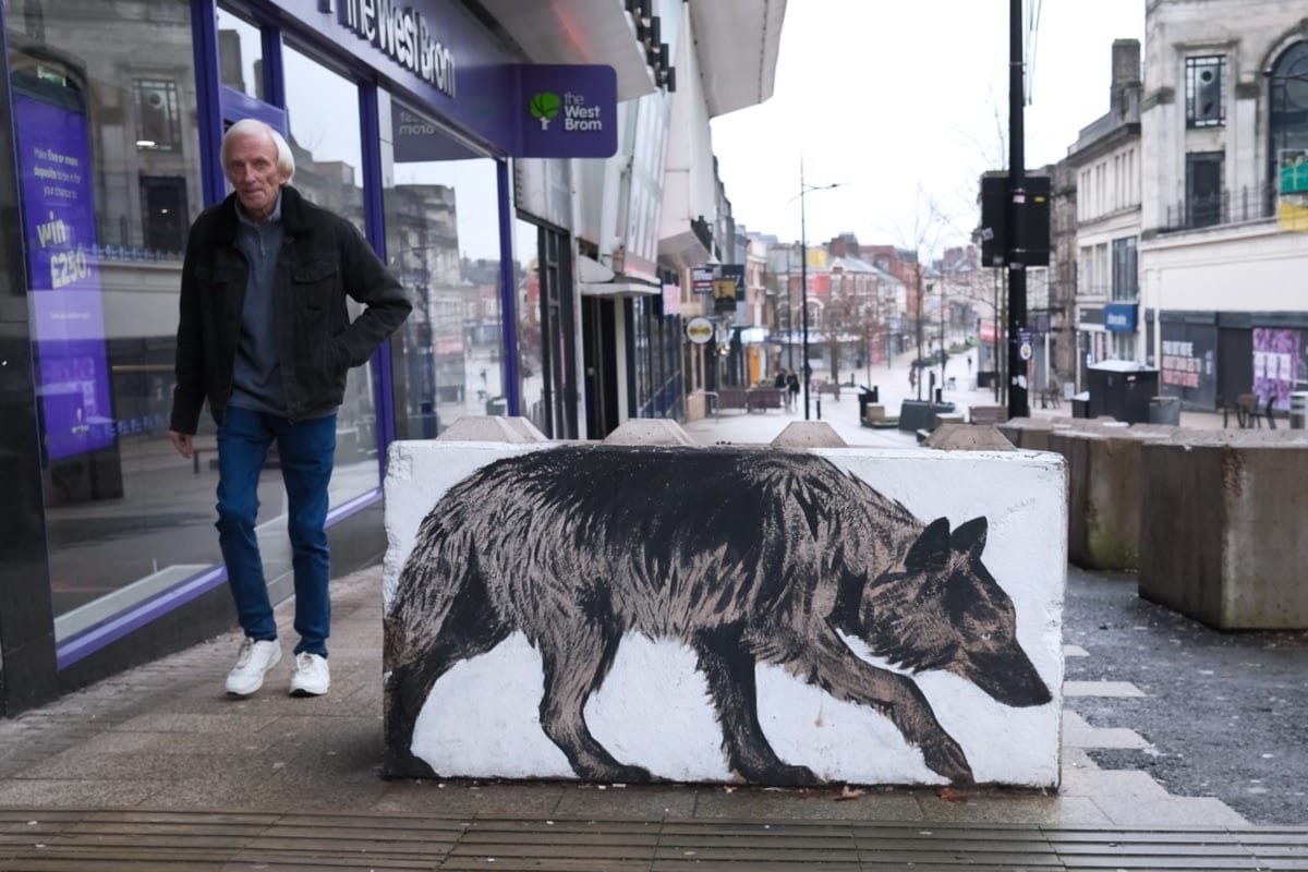 Photographing Wolverhampton, Wolf mural in the street.